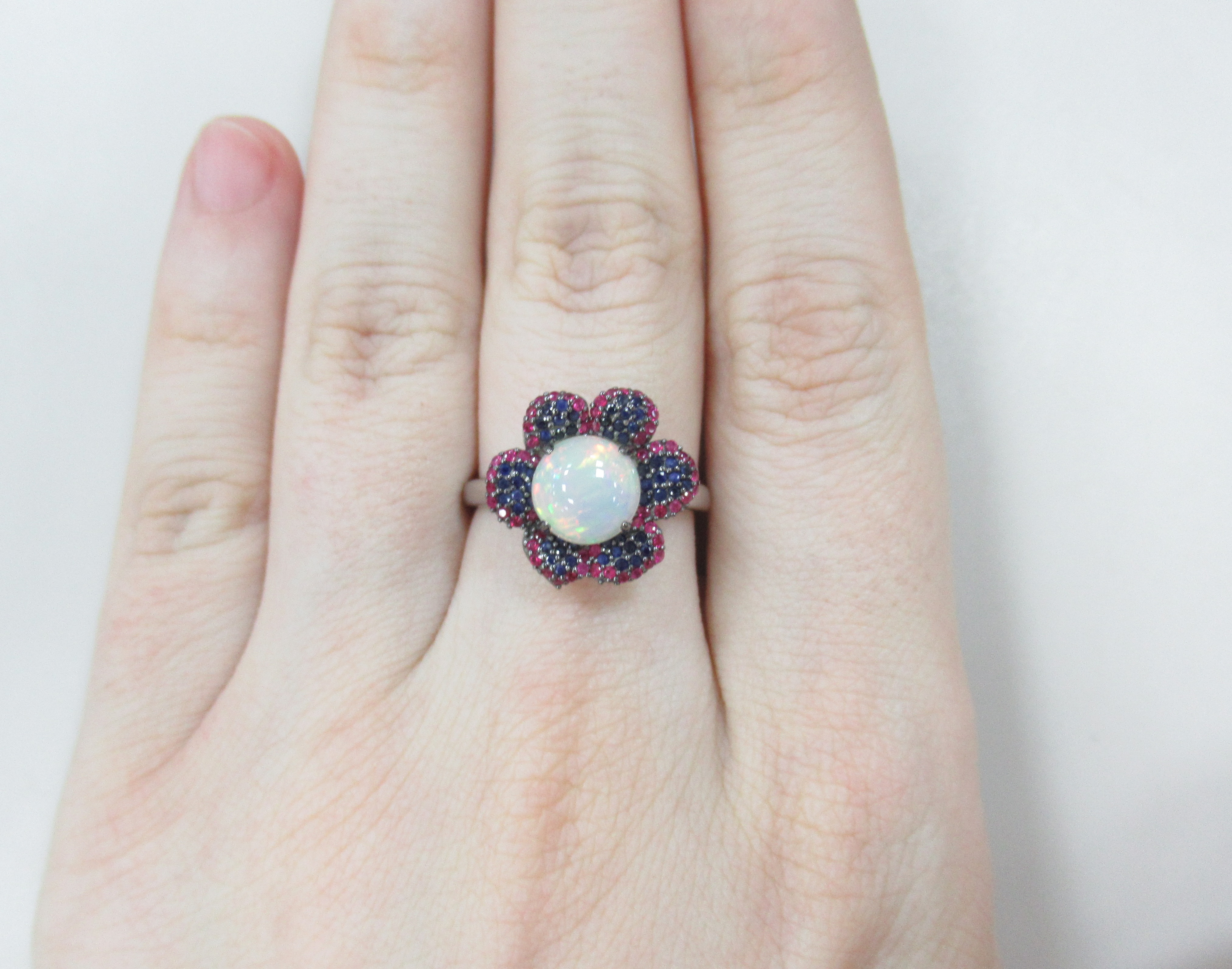 Серебряное кольцо с опалом и мультисапфирами "Цветок"